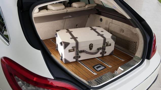 O amplo porta-malas pode receber revestimento de madeira nobre com trilhos de alumínio no assoalho | <a href="https://preprod.quatrorodas.abril.com.br/saloes/paris/2012/mercedes-benz-cls-shooting-brake-702440.shtml" rel="migration">Leia mais</a> O amplo porta-malas pode receber revestimento de madeira nobre com trilhos de alumínio no assoalho | <a href="https://preprod.quatrorodas.abril.com.br/saloes/paris/2012/mercedes-benz-cls-shooting-brake-702440.shtml" rel="migration">Leia mais</a>