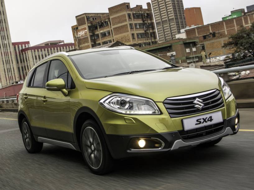 <strong>Suzuki S-Cross</strong> – Apresentado no Brasil em 2014, <a href="https://preprod.quatrorodas.abril.com.br/materia/suzuki-s-cross-chega-r-74-900-858040/" rel="o S-Cross foi lançado oficialmente apenas este ano" target="_blank">o S-Cross foi lançado oficialmente apenas este ano</a>. Sempre com motorização 1.6 de 120 cv, o utilitário tem opção de tração 4x4 em suas versões mais caras. 