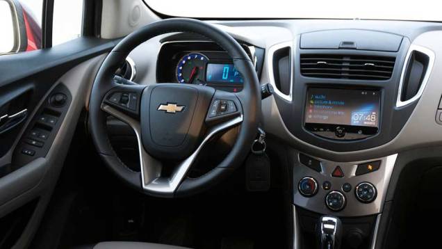 Bem acabado, o interior traz peças compartilhadas com outros modelos da marca; já a plataforma é a mesma do Sonic Bem acabado, o interior traz peças compartilhadas com outros modelos da marca; já a plataforma é a mesma do Sonic
