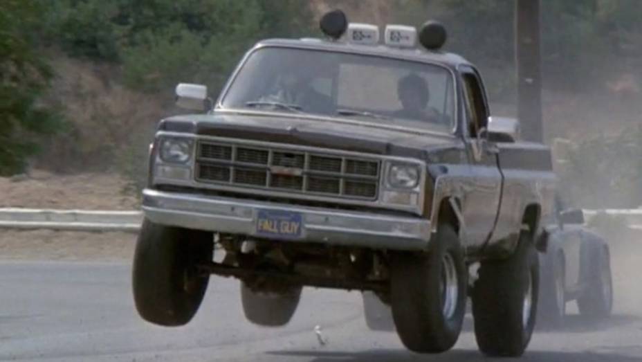 Duro na Queda (1981-1986) - Uma turma de dublês que fazem free-lance de caçadores de recompensa (ou seria o contrário?) em não raras perseguições espetaculares pelas ruas de Los Angeles numa GMC K-2500. Duro na Queda (1981-1986) - Uma turma de dublês que fazem free-lance de caçadores de recompensa (ou seria o contrário?) em não raras perseguições espetaculares pelas ruas de Los Angeles numa GMC K-2500.