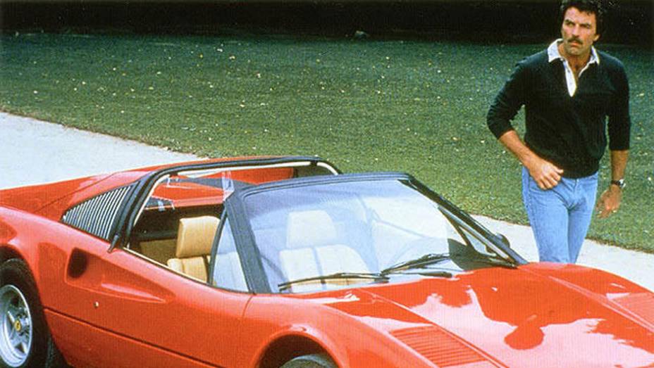 Magnum (1980-1988) - Detetive particular boa praça guiando uma Ferrari 308 GTS com belas paisagens havaianas ao fundo. Não é de se impressionar que o seriado tenha feito grande sucesso nos anos 80. Magnum (1980-1988) - Detetive particular boa praça guiando uma Ferrari 308 GTS com belas paisagens havaianas ao fundo. Não é de se impressionar que o seriado tenha feito grande sucesso nos anos 80.