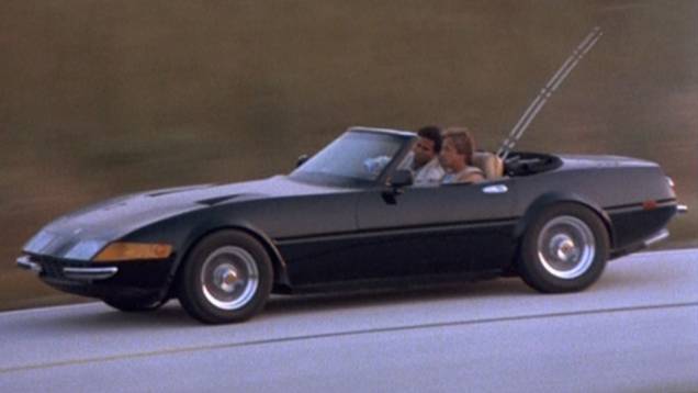 Miami Vice (1984-1990) - Clássico yuppie dos anos 80, detetives da polícia com pinta de milionários ao volante de uma réplica negra de Ferrari Daytona ou uma Testarossa branca. Igual ao cotidiano de qualquer policial americano. Miami Vice (1984-1990) - Clássico yuppie dos anos 80, detetives da polícia com pinta de milionários ao volante de uma réplica negra de Ferrari Daytona ou uma Testarossa branca. Igual ao cotidiano de qualquer policial americano.