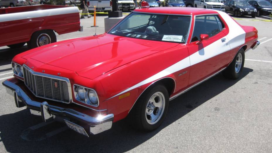 Starsky & Hutch (1975-1979) - Típico seriado de dupla de policiais a paisana, ele mesclava o durão Starsky e o polido Hutch em perseguições num Ford Torino 1974 com pintura customizada vermelha e branca. Starsky & Hutch (1975-1979) - Típico seriado de dupla de policiais a paisana, ele mesclava o durão Starsky e o polido Hutch em perseguições num Ford Torino 1974 com pintura customizada vermelha e branca.