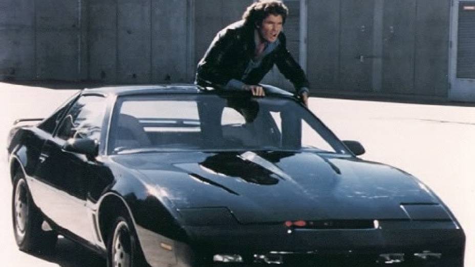 A Super Máquina (1982-1986) - Detetive salvo da morte ganha nova identidade e passa a combater o crime ao volante de um Pontiac Firebird Trans Am cheio de traquitanas, falante e com personalidade manhosa. A Super Máquina (1982-1986) - Detetive salvo da morte ganha nova identidade e passa a combater o crime ao volante de um Pontiac Firebird Trans Am cheio de traquitanas, falante e com personalidade manhosa.