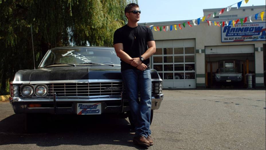 Supernatural (2005-) - Dois irmãos saem a caça de criaturas sobrenaturais maléficas em um Chevrolet Impala 1967, negro, para combinar com o clima soturno, escuro e cinzento da série. Supernatural (2005-) - Dois irmãos saem a caça de criaturas sobrenaturais maléficas em um Chevrolet Impala 1967, negro, para combinar com o clima soturno, escuro e cinzento da série.