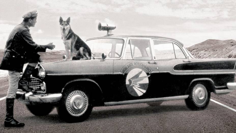 Vigilante Rodoviário (1961-1962) - A série só durou 18 episódios, mas o ator Carlos Miranda até hoje valoriza eventos antigomobilistas. Embora pilotasse uma Harley-Davidson, um Simca Chambord fazia as vezes de carro-patrulha. Vigilante Rodoviário (1961-1962) - A série só durou 18 episódios, mas o ator Carlos Miranda até hoje valoriza eventos antigomobilistas. Embora pilotasse uma Harley-Davidson, um Simca Chambord fazia as vezes de carro-patrulha.