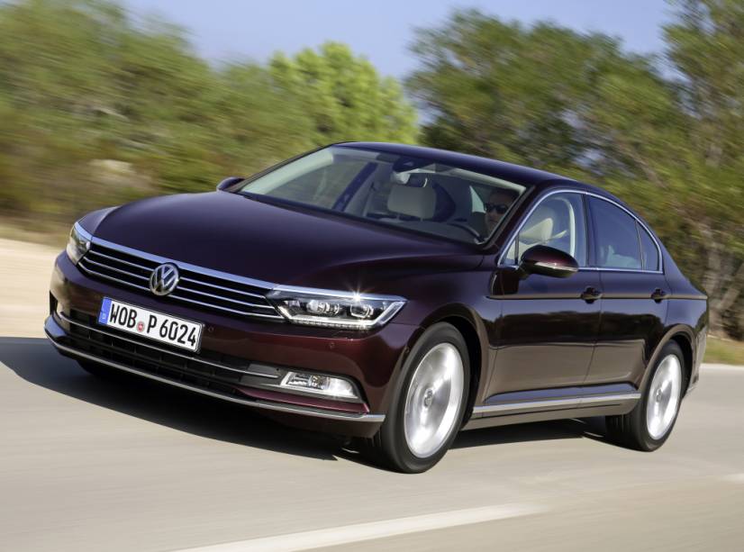 <strong>Volkswagen Passat –</strong> O sedã <a href="https://preprod.quatrorodas.abril.com.br/materia/volkswagen-divulga-precos-passat-brasil-partir-r-144-500-923821" rel="acaba de desembarcar em sua nova geração" target="_blank">acaba de desembarcar em sua nova geração</a>. Apesar de manter seus traços típicos, o Passat inaugura uma série de novidades visuais tecnológicas na gama da marca. 