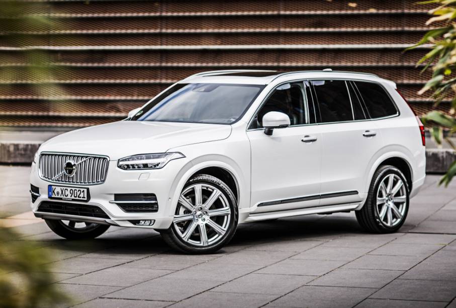 <strong>Volvo XC90</strong> &ndash; Modelo mais caro da Volvo &agrave; venda, <a href="https://preprod.quatrorodas.abril.com.br/materia/volvo-xc90-906342/ " rel="o XC90 chegou totalmente renovado em 2015" target="_blank">o XC90 chegou totalmente renovado em 2015</a>, estreando a nova identidade visual da marca. Debaixo do cap&ocirc; h&aacute; um 2.0 turbo com 320 cv.