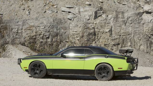 O Challenger ganhou um aerofólio traseiro e barras de impulsão na frente e atrás | <a href="https://preprod.quatrorodas.abril.com.br/galerias/especiais/gatas-velozes-furiosos-852096.shtml" target="_blank" rel="migration">7 gatas de Velozes 7</a> | <a href="https://quatrorodas.abril.com" rel="migration"></a> O Challenger ganhou um aerofólio traseiro e barras de impulsão na frente e atrás | <a href="https://preprod.quatrorodas.abril.com.br/galerias/especiais/gatas-velozes-furiosos-852096.shtml" target="_blank" rel="migration">7 gatas de Velozes 7</a> | <a href="https://quatrorodas.abril.com" rel="migration"></a>