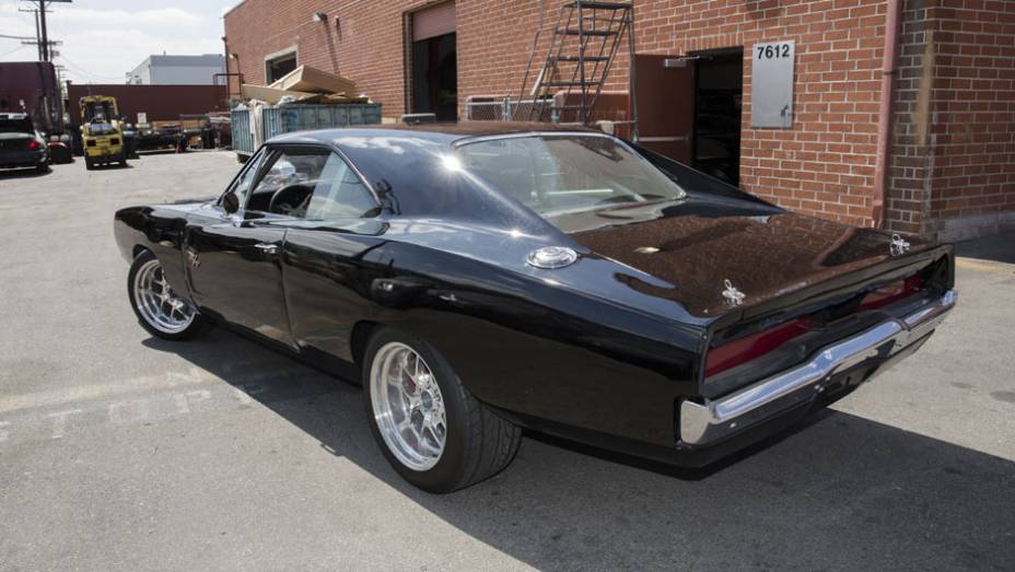 O clássico Dodge Charger de Dom Toretto ressurge repaginado, com preparação GM para superar os 500 cv | <a href="https://preprod.quatrorodas.abril.com.br/galerias/especiais/gatas-velozes-furiosos-852096.shtml" target="_blank" rel="migration">7 gatas de Velozes 7</a> | <a href="http://" rel="migration"></a>