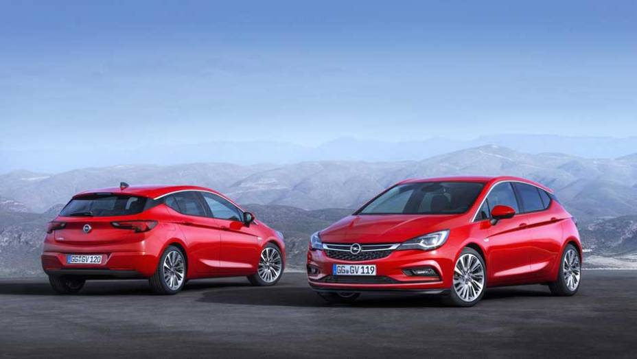 Após algumas imagens vazarem na internet, a Opel apresentou as fotos oficiais do novo Astra | <a href="https://preprod.quatrorodas.abril.com.br/noticias/fabricantes/opel-revela-novo-astra-871821.shtml" rel="migration">Leia mais</a>