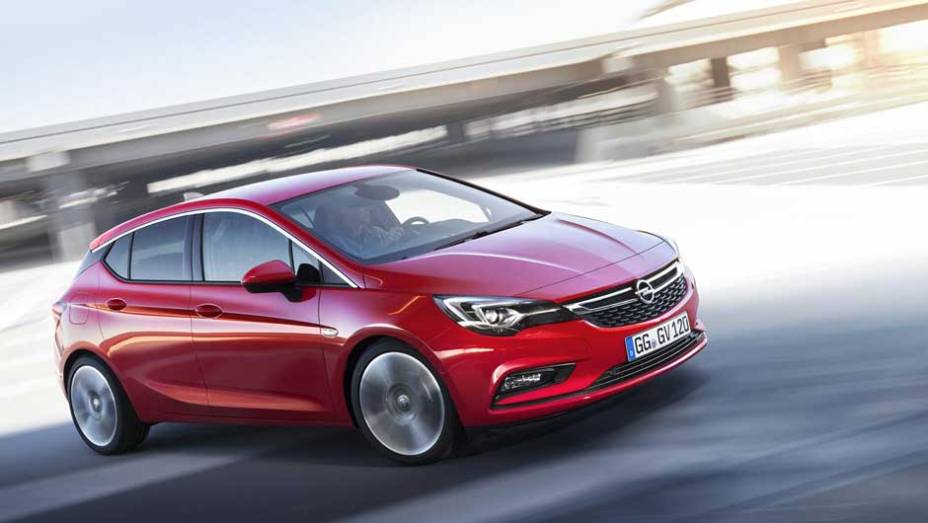 O hatchback estreia apenas em setembro, no Salão de Frankfurt | <a href="https://preprod.quatrorodas.abril.com.br/noticias/fabricantes/opel-revela-novo-astra-871821.shtml" rel="migration">Leia mais</a>