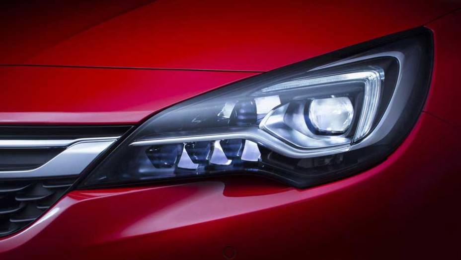 Os belos far&oacute;is t&ecirc;m uma tecnologia que identifica obst&aacute;culos antes dos far&oacute;is convencionais | <a href="https://preprod.quatrorodas.abril.com.br/noticias/fabricantes/opel-revela-novo-astra-871821.shtml" rel="migration">Leia mais</a>