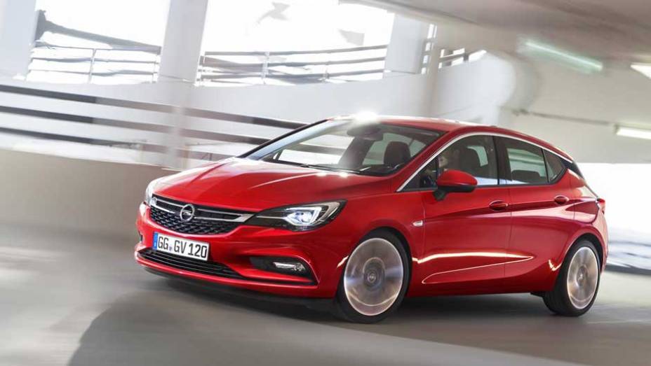 Com motorizações a gasolina e diesel, o Astra deve chegar as ruas europeias até o fim deste ano | <a href="https://preprod.quatrorodas.abril.com.br/noticias/fabricantes/opel-revela-novo-astra-871821.shtml" rel="migration">Leia mais</a>