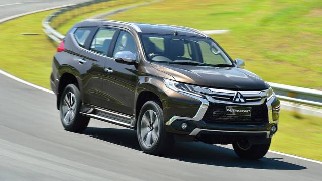 SUV adota estilo do Outlander e tem muitos cromados | <a href="https://preprod.quatrorodas.abril.com.br/noticias/fabricantes/mitsubishi-revela-nova-pajero-sport-892720.shtml" target="_blank" rel="migration">Leia mais</a> SUV adota estilo do Outlander e tem muitos cromados | <a href="https://preprod.quatrorodas.abril.com.br/noticias/fabricantes/mitsubishi-revela-nova-pajero-sport-892720.shtml" target="_blank" rel="migration">Leia mais</a>