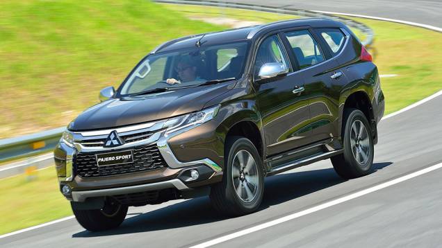 Os faróis são esguios com luzes de LED diurnas e faróis de neblina localizados embaixo do para-choque | <a href="https://preprod.quatrorodas.abril.com.br/noticias/fabricantes/mitsubishi-revela-nova-pajero-sport-892720.shtml" target="_blank" rel="migration">Leia mais</a> Os faróis são esguios com luzes de LED diurnas e faróis de neblina localizados embaixo do para-choque | <a href="https://preprod.quatrorodas.abril.com.br/noticias/fabricantes/mitsubishi-revela-nova-pajero-sport-892720.shtml" target="_blank" rel="migration">Leia mais</a>