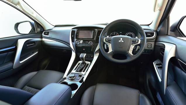 A cabine herdou alguns elementos da L200 Triton e vem com bancos de couro e acabamento em prata | <a href="https://preprod.quatrorodas.abril.com.br/noticias/fabricantes/mitsubishi-revela-nova-pajero-sport-892720.shtml" target="_blank" rel="migration">Leia mais</a> A cabine herdou alguns elementos da L200 Triton e vem com bancos de couro e acabamento em prata | <a href="https://preprod.quatrorodas.abril.com.br/noticias/fabricantes/mitsubishi-revela-nova-pajero-sport-892720.shtml" target="_blank" rel="migration">Leia mais</a>