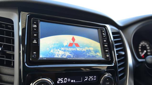 Tela LCD para o sistema de entretenimento | <a href="https://preprod.quatrorodas.abril.com.br/noticias/fabricantes/mitsubishi-revela-nova-pajero-sport-892720.shtml" target="_blank" rel="migration">Leia mais</a> Tela LCD para o sistema de entretenimento | <a href="https://preprod.quatrorodas.abril.com.br/noticias/fabricantes/mitsubishi-revela-nova-pajero-sport-892720.shtml" target="_blank" rel="migration">Leia mais</a>