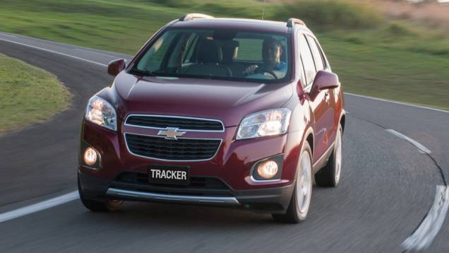 Projeto global, o Tracker é chamado de Trax nos países da Europa; aqui, a escolha foi por um nome já conhecido, que batizava a antiga versão GM do Suzuki Gran Vitara | <a href="https://preprod.quatrorodas.abril.com.br/carros/lancamentos/novo-chevrolet-tracker-7558" rel="migration"></a> Projeto global, o Tracker é chamado de Trax nos países da Europa; aqui, a escolha foi por um nome já conhecido, que batizava a antiga versão GM do Suzuki Gran Vitara | <a href="https://preprod.quatrorodas.abril.com.br/carros/lancamentos/novo-chevrolet-tracker-7558" rel="migration"></a>