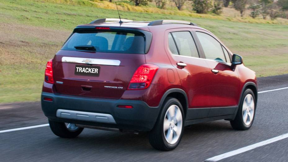 Traseira tem lanternas com desenho parecido com os faróis, mas nada de estepe na tampa do porta-malas | <a href="https://preprod.quatrorodas.abril.com.br/carros/lancamentos/novo-chevrolet-tracker-755811.shtml" rel="migration">Leia mais</a> Traseira tem lanternas com desenho parecido com os faróis, mas nada de estepe na tampa do porta-malas | <a href="https://preprod.quatrorodas.abril.com.br/carros/lancamentos/novo-chevrolet-tracker-755811.shtml" rel="migration">Leia mais</a>