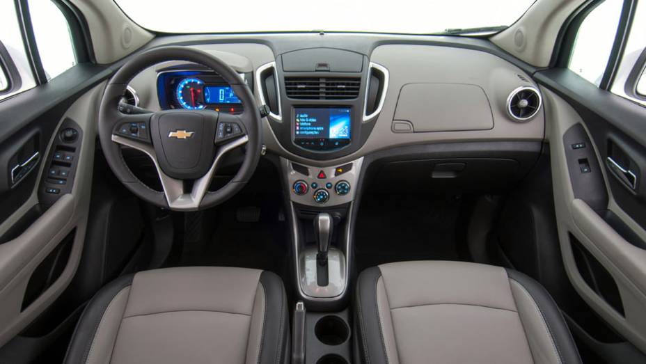 Acha que já viu esse interior antes? Algumas soluções e peças vem de outros carros da marca, como volante (do Cruze) e saídas de ar (Sonic) | <a href="https://preprod.quatrorodas.abril.com.br/carros/lancamentos/novo-chevrolet-tracker-755811.shtml" rel="migration">Leia mais</a>