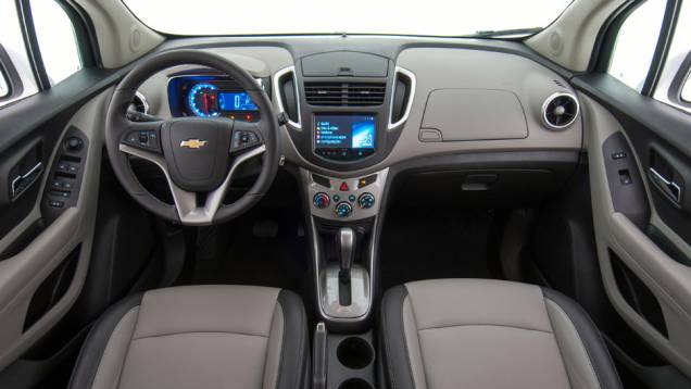 Acha que já viu esse interior antes? Algumas soluções e peças vem de outros carros da marca, como volante (do Cruze) e saídas de ar (Sonic) | <a href="https://preprod.quatrorodas.abril.com.br/carros/lancamentos/novo-chevrolet-tracker-755811.shtml" rel="migration">Leia mais</a> Acha que já viu esse interior antes? Algumas soluções e peças vem de outros carros da marca, como volante (do Cruze) e saídas de ar (Sonic) | <a href="https://preprod.quatrorodas.abril.com.br/carros/lancamentos/novo-chevrolet-tracker-755811.shtml" rel="migration">Leia mais</a>