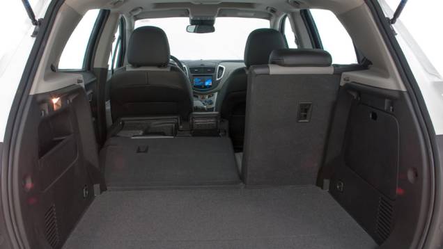 Espaço interno é bom, mas porta-malas leva apenas 306 litros; pelo menos a capacidade pode ser ampliada rebatendo o banco de trás | <a href="https://preprod.quatrorodas.abril.com.br/carros/lancamentos/novo-chevrolet-tracker-755811.shtml" rel="migration">Leia mais</a> Espaço interno é bom, mas porta-malas leva apenas 306 litros; pelo menos a capacidade pode ser ampliada rebatendo o banco de trás | <a href="https://preprod.quatrorodas.abril.com.br/carros/lancamentos/novo-chevrolet-tracker-755811.shtml" rel="migration">Leia mais</a>