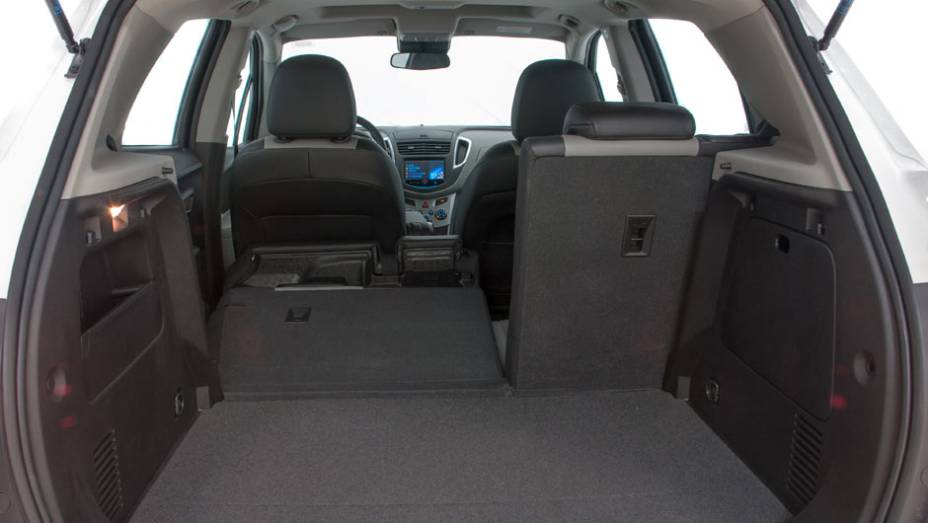Espa&ccedil;o interno &eacute; bom, mas porta-malas leva apenas 306 litros; pelo menos a capacidade pode ser ampliada rebatendo o banco de tr&aacute;s | <a href="https://preprod.quatrorodas.abril.com.br/carros/lancamentos/novo-chevrolet-tracker-755811.shtml" rel="migration">Leia mais</a>