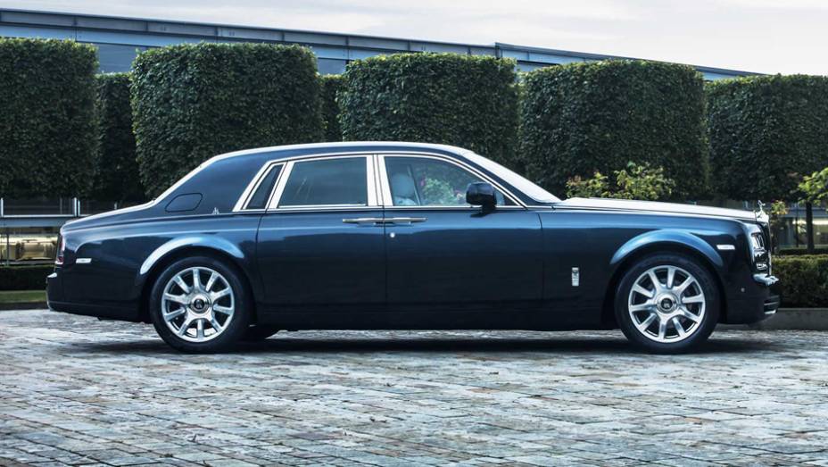 Modelo exclusivo terá apenas 20 unidades produzidas | <a href="https://preprod.quatrorodas.abril.com.br/noticias/saloes/paris-2014/rolls-royce-phantom-metropolitan-collection-apresentado-paris-803619.shtml" rel="migration">Leia mais</a>