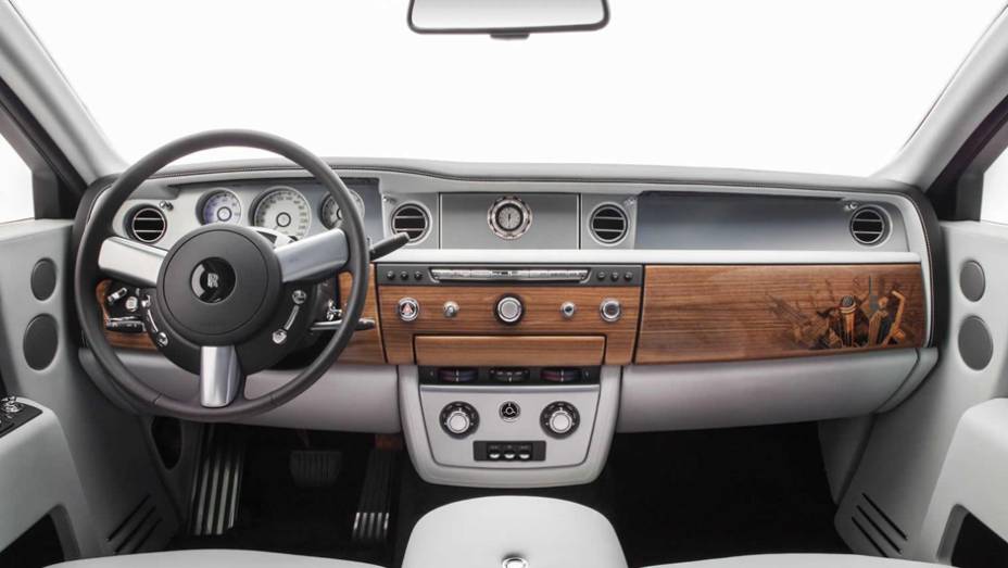 Luxo na cabine da edição que remete as grandes cidades do planeta | <a href="https://preprod.quatrorodas.abril.com.br/noticias/saloes/paris-2014/rolls-royce-phantom-metropolitan-collection-apresentado-paris-803619.shtml" rel="migration">Leia mais</a>