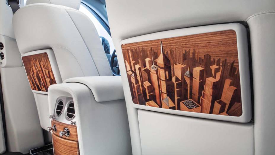 Luxo na cabine da edi&ccedil;&atilde;o que remete as grandes cidades do planeta | <a href="https://preprod.quatrorodas.abril.com.br/noticias/saloes/paris-2014/rolls-royce-phantom-metropolitan-collection-apresentado-paris-803619.shtml" rel="migration">Leia mais</a>