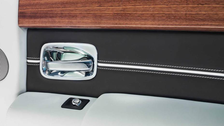 Couro branco e detalhes em madeira no acabamento do Phantom | <a href="https://preprod.quatrorodas.abril.com.br/noticias/saloes/paris-2014/rolls-royce-phantom-metropolitan-collection-apresentado-paris-803619.shtml" rel="migration">Leia mais</a>