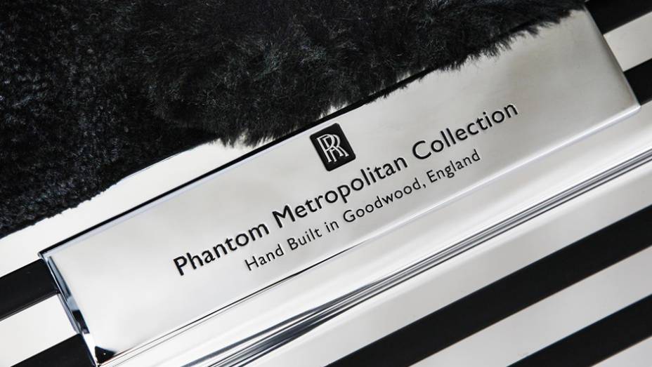 Rolls-Royce Phantom Metropolitan Collection feito manualmente na Inglaterra | <a href="https://preprod.quatrorodas.abril.com.br/noticias/saloes/paris-2014/rolls-royce-phantom-metropolitan-collection-apresentado-paris-803619.shtml" rel="migration">Leia mais</a>