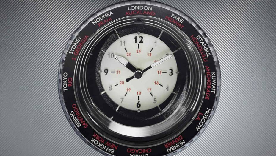 Rel&oacute;gio no console central que marca a hora local de 24 cidades do planeta | <a href="https://preprod.quatrorodas.abril.com.br/noticias/saloes/paris-2014/rolls-royce-phantom-metropolitan-collection-apresentado-paris-803619.shtml" rel="migration">Leia mais</a>