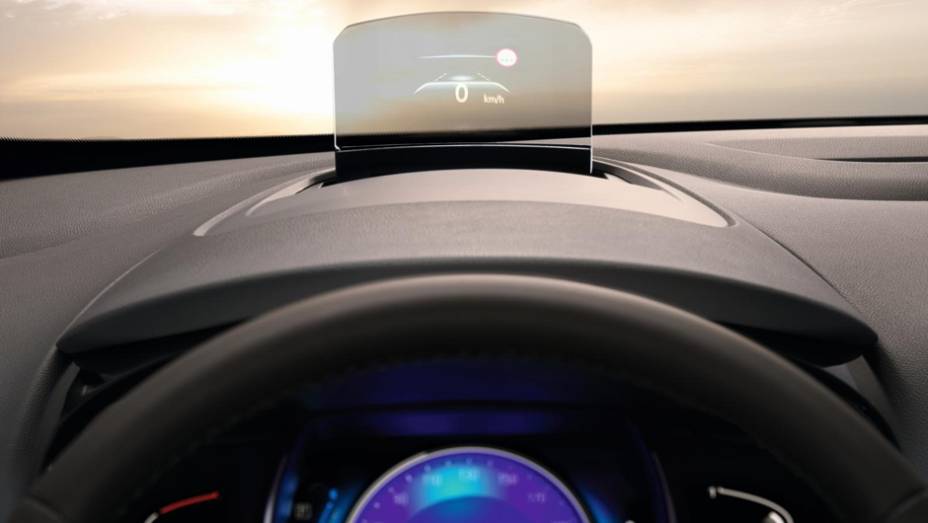 Espace virá equipada com HUD mostrando velocidade do veículo | <a href="https://preprod.quatrorodas.abril.com.br/noticias/saloes/paris-2014/novo-espace-chega-cara-crossover-802372.shtml" rel="migration">Leia mais</a>