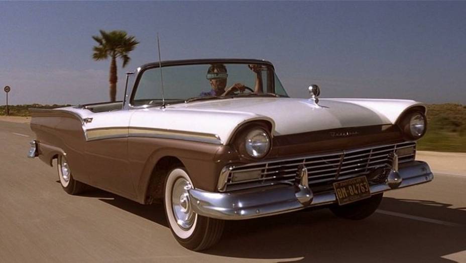 2002: Na mesma produção, um "old-fashioned" Ford Fairlane dá as caras. | <a href="https://preprod.quatrorodas.abril.com.br/blogs/planeta-carro/2012/11/07/licenca-para-acelerar/" rel="migration">Leia mais</a>