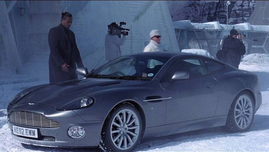 2002: A marca favorita de James Bond volta a aparecer em "007 - Um novo dia para morrer", mas agora com um modelo mais moderno. Eis o Aston Martin Vanquish. | <a href="%20https://preprod.quatrorodas.abril.com.br/blogs/planeta-carro/2012/11/07/licenca-para-acelerar/" rel="migration"></a>