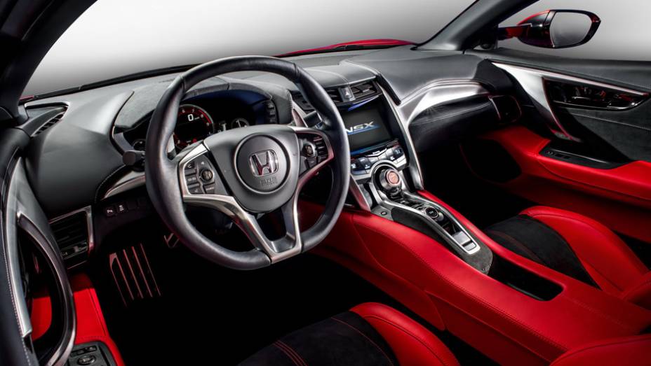 Interior tem linhas envolventes que lembram bastante o NSX original | <a href="https://preprod.quatrorodas.abril.com.br/noticias/saloes/genebra-2015/honda-revela-nsx-europeu-842884.shtml" target="_blank" rel="migration">Leia mais</a>