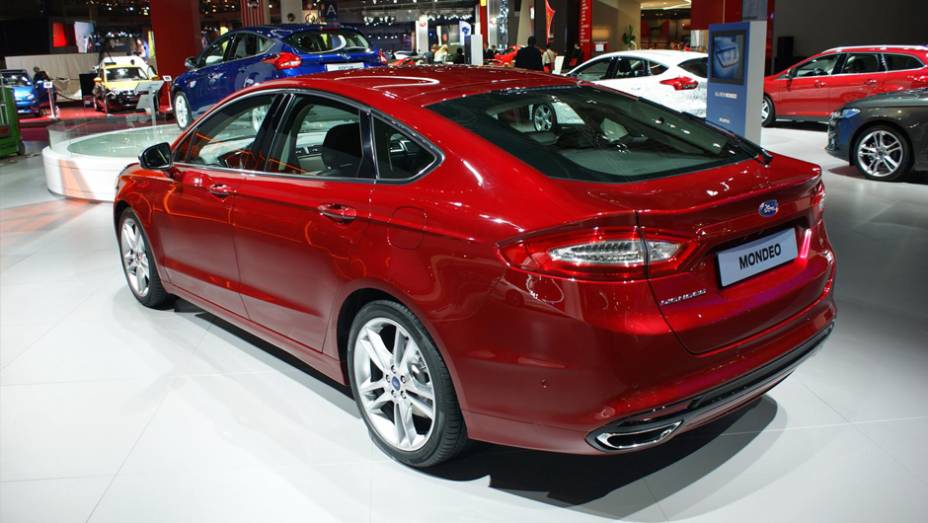 Mondeo terá versões a gasolina, diesel e uma híbrida | <a href="https://preprod.quatrorodas.abril.com.br/noticias/saloes/paris-2014/ford-mostra-mondeo-europeu-salao-paris-804106.shtml" rel="migration">Leia mais</a>