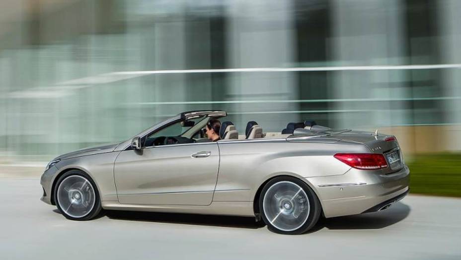 Embora sem mudanças na lateral, o Cabriolet continua elegante | <a href="https://preprod.quatrorodas.abril.com.br/saloes/detroit/2013/mercedes-benz-classe-coupe-cabriolet-730406.shtml" rel="migration">Leia mais</a>