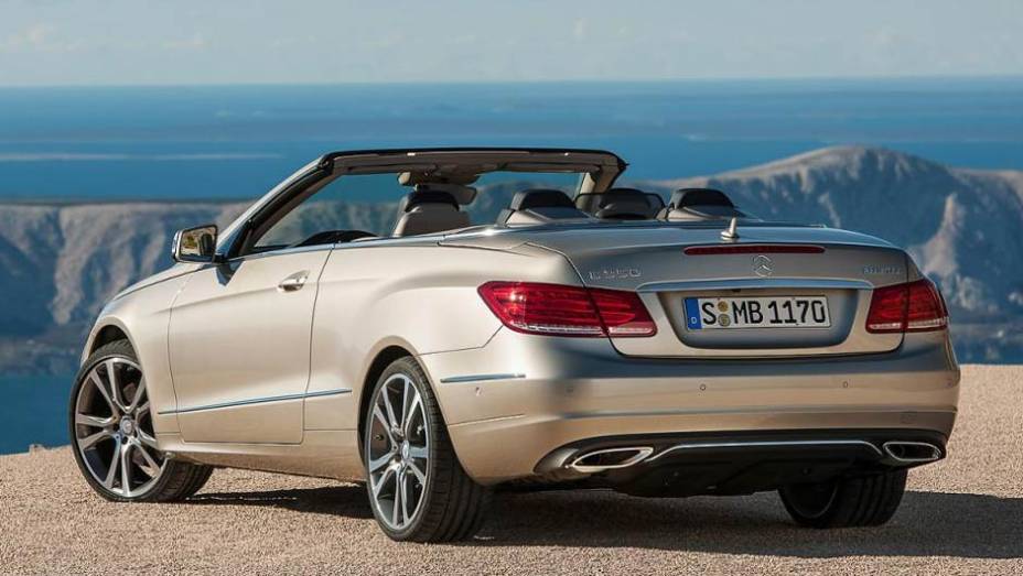 Apenas a disposi&ccedil;&atilde;o das luzes foi alterada na traseira | <a href="https://preprod.quatrorodas.abril.com.br/saloes/detroit/2013/mercedes-benz-classe-coupe-cabriolet-730406.shtml" rel="migration">Leia mais</a>