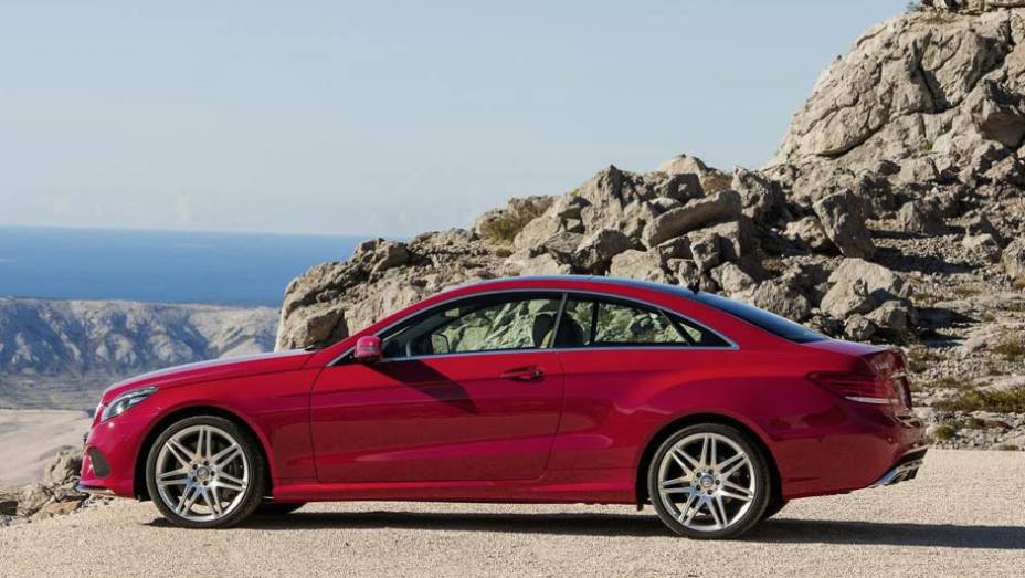 O perfil esportivo &eacute; real&ccedil;ado nesta vers&atilde;o | <a href="https://preprod.quatrorodas.abril.com.br/saloes/detroit/2013/mercedes-benz-classe-coupe-cabriolet-730406.shtml" rel="migration">Leia mais</a>