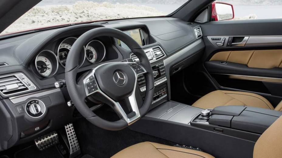 Volante esportivo e acabamento de primeira fazem os ocupantes se sentirem à vontade | <a href="https://preprod.quatrorodas.abril.com.br/saloes/detroit/2013/mercedes-benz-classe-coupe-cabriolet-730406.shtml" rel="migration">Leia mais</a>