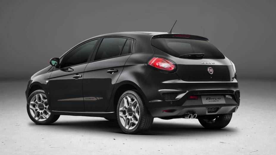 Saias laterais, rodas aro 17 e ponteira dupla identificam a vers&atilde;o | <a href="https://preprod.quatrorodas.abril.com.br/noticias/fabricantes/fiat-lanca-bravo-reestilizado-831820.shtml" rel="migration">Leia mais</a>