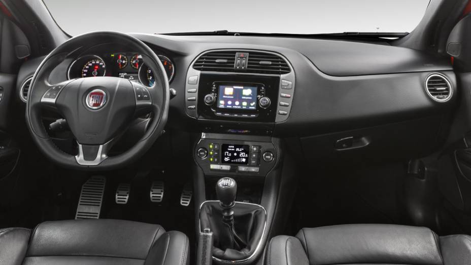 Interior traz central multimídia com tela de cinco polegadas em todas as versões | <a href="https://preprod.quatrorodas.abril.com.br/noticias/fabricantes/fiat-lanca-bravo-reestilizado-831820.shtml" rel="migration">Leia mais</a>