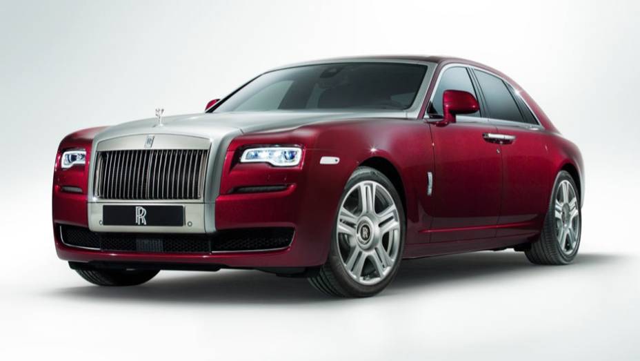 A Rolls-Royce reestilizou o sedã Ghost, rebatizando-o de Ghost Series II | <a href="https://preprod.quatrorodas.abril.com.br/noticias/saloes/genebra-2014/rolls-royce-lanca-ghost-series-ii-775298.shtml" rel="migration">Leia mais</a>