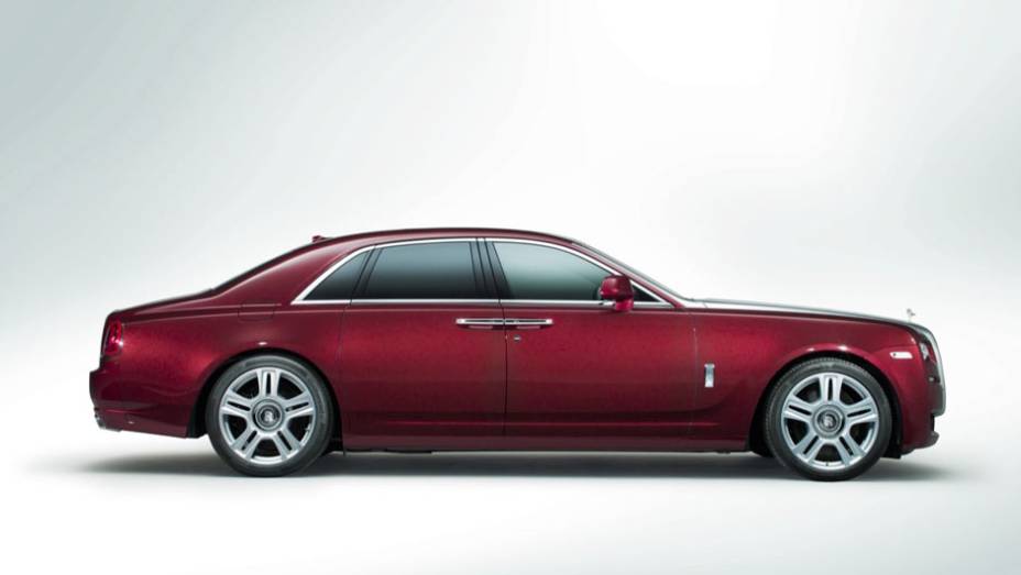 Suntuoso, o sedã traz novas rodas de 19 polegadas | <a href="https://preprod.quatrorodas.abril.com.br/noticias/saloes/genebra-2014/rolls-royce-lanca-ghost-series-ii-775298.shtml" rel="migration">Leia mais</a>