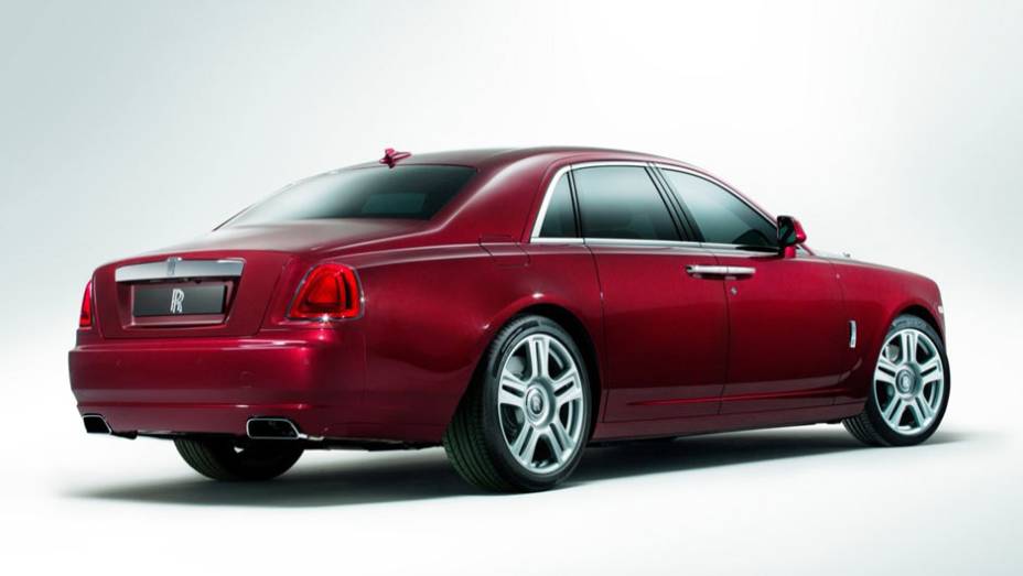 O Ghost foi lançado em 2009 | <a href="https://preprod.quatrorodas.abril.com.br/noticias/saloes/genebra-2014/rolls-royce-lanca-ghost-series-ii-775298.shtml" rel="migration">Leia mais</a>