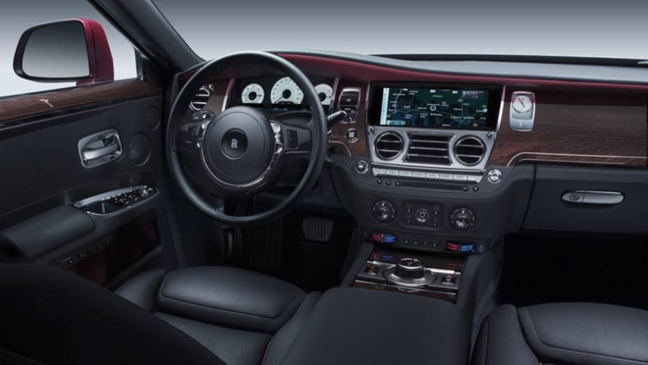 A luxuosa cabine tem uma tela de 10 polegadas para exibir as informa&ccedil;&otilde;es do sistema multim&iacute;dia | <a href="https://preprod.quatrorodas.abril.com.br/noticias/saloes/genebra-2014/rolls-royce-lanca-ghost-series-ii-775298.shtml" rel="migration">Leia mais</a>