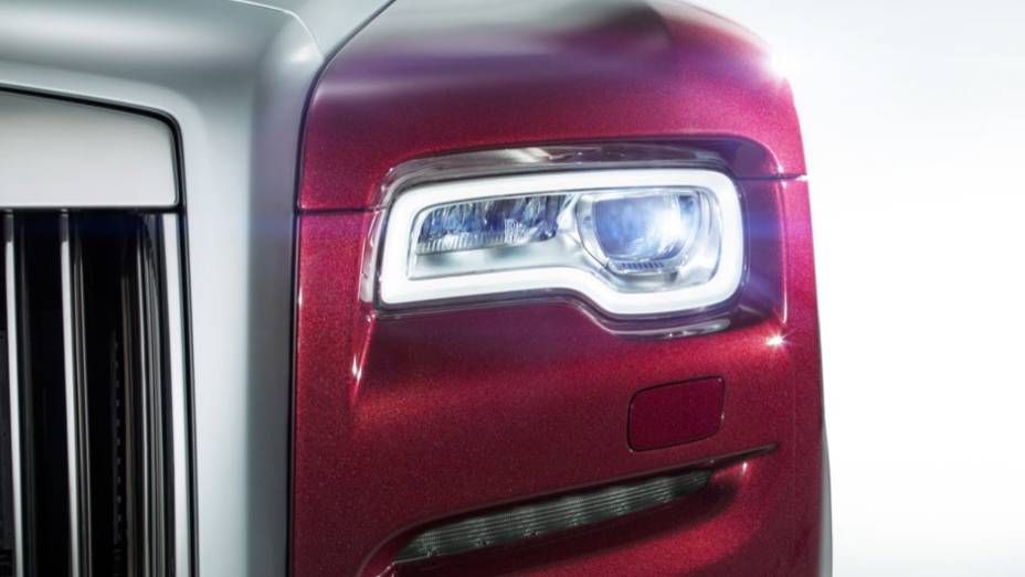 Os far&oacute;is redesenhados completam o pacote de novidades | <a href="https://preprod.quatrorodas.abril.com.br/noticias/saloes/genebra-2014/rolls-royce-lanca-ghost-series-ii-775298.shtml" rel="migration">Leia mais</a>